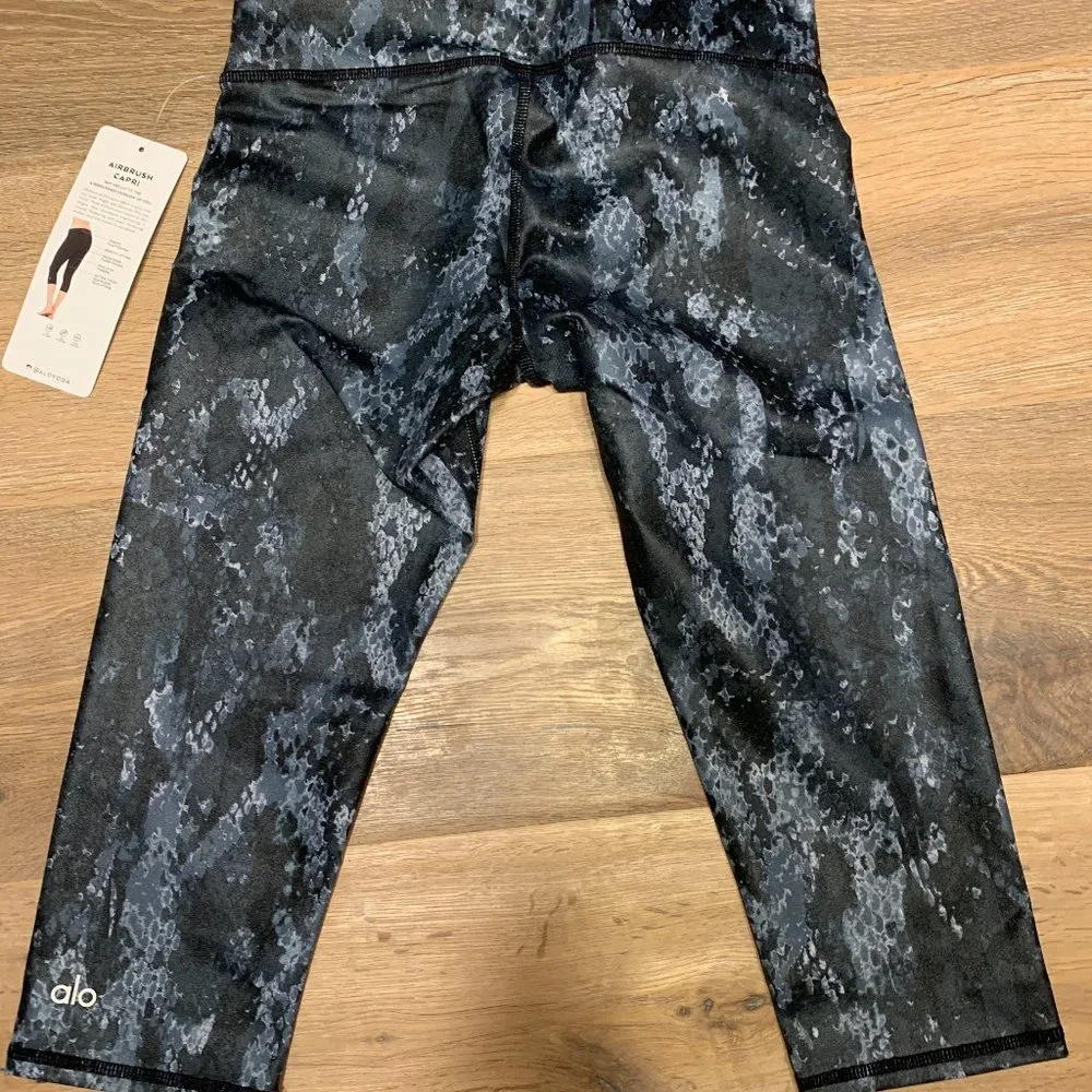 Alo Yoga Airbrush Capri Black Python Glossy Leggings NWT